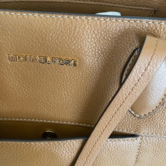 **SOLD **  MICHAEL KORS Tan Leather Tote w/ Wallet - Picture 10 of 16